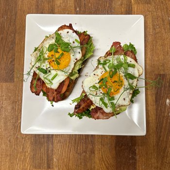 Den Glade Baker - Grillet Sandwich med Bacon & Egg med avokadokrem