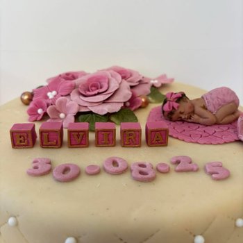 Ødegaarden Bakeri - Dåpskake - med blomster og putemønster