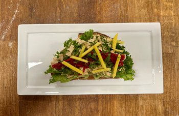 Den Glade Baker - Grillet Sandwich med Kremet Tandorikylling